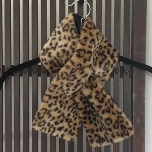 Leopard print faux fur keyhole scarf